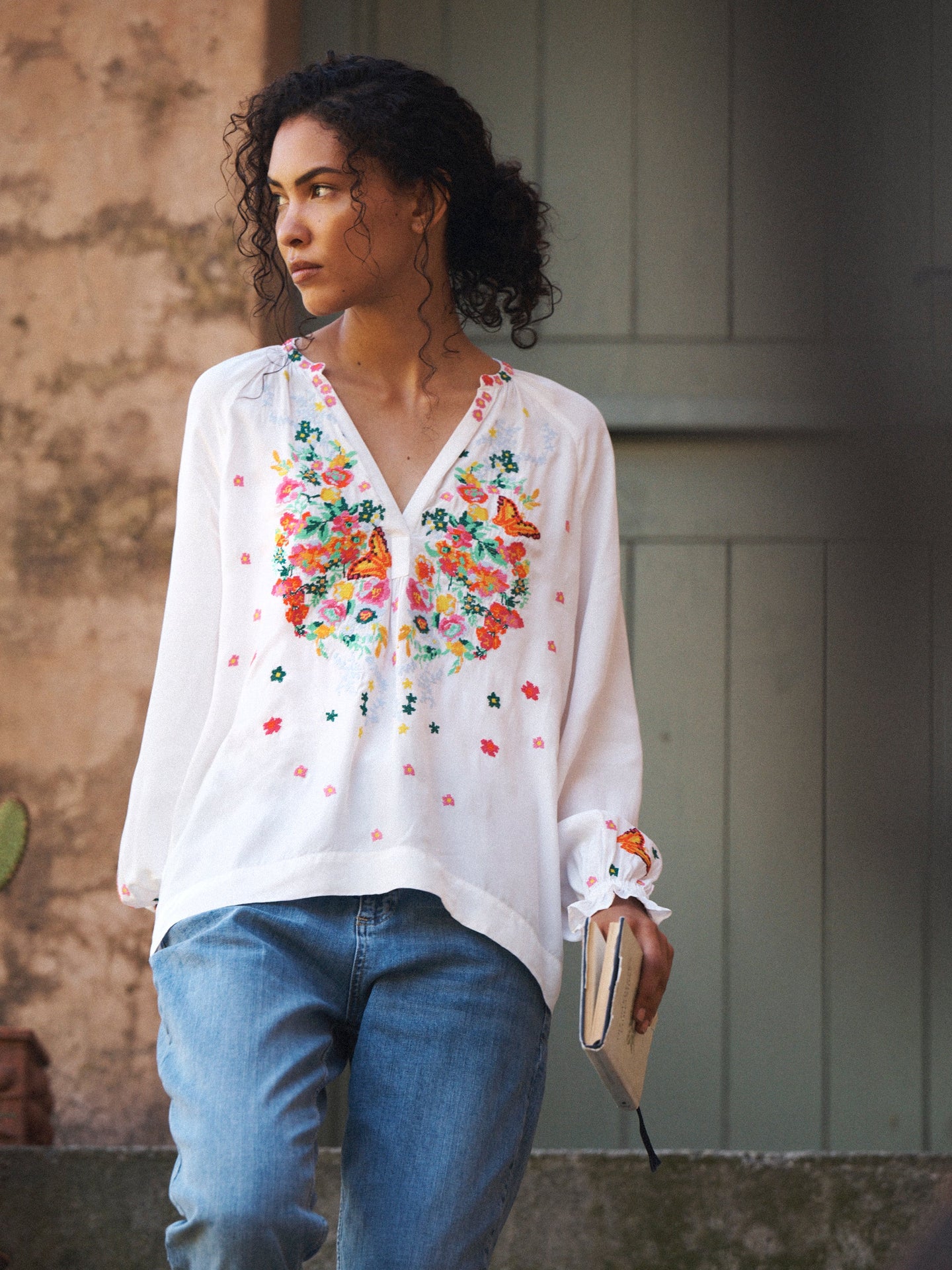 Nisha butterfly bouquet top - White