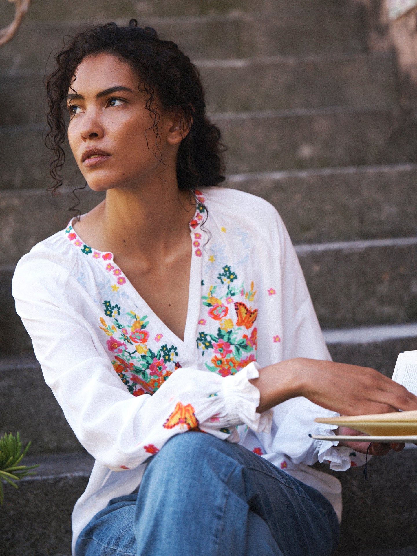 Nisha butterfly bouquet top - White